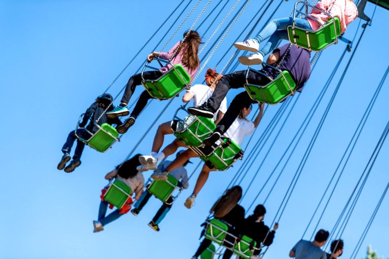 Regenwolken über leerem Freizeitpark-Gelände